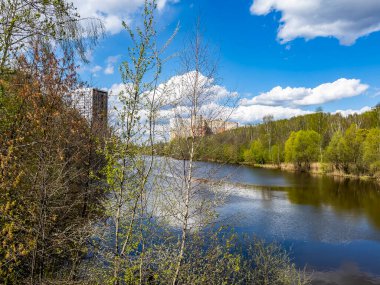 Pushkino, Rusya, 18 Nisan 2021. Serebryanka nehrinin kıyısında çok katlı yeni binalar