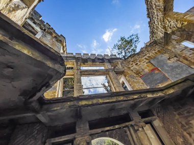 Sochi, Rusya, 14 Nisan 2021. Karadeniz kıyısında, tarihi ve kültürel bir dönüm noktası olan terk edilmiş eski bir kır evi (Albay Kvitko 'nun evi). İç kısmın parçası