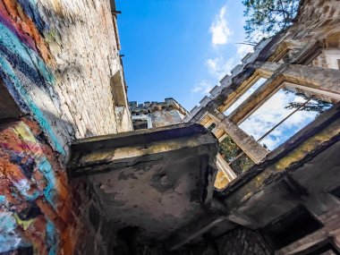 Sochi, Rusya, 14 Nisan 2021. Karadeniz kıyısında, tarihi ve kültürel bir dönüm noktası olan terk edilmiş eski bir kır evi (Albay Kvitko 'nun evi). İç kısmın parçası