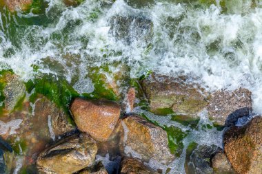 Deniz dalgası ve ıslak taşlar, arka plan