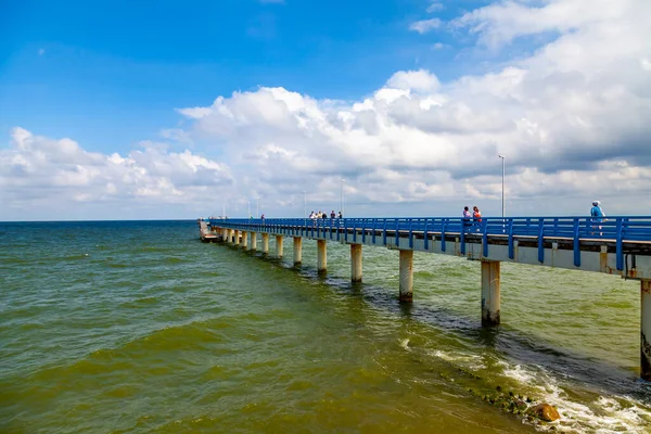 Selenogradsk Ryssland Juni 2021 Folk Beundrar Havet Piren — Stockfoto