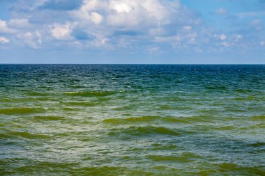 Ufuk çizgisi olan deniz manzarası