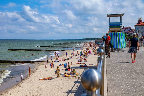 Zelenogradsk Rusia Junio 2021 Gente Descansa Toma Sol Playa —  Fotos de Stock