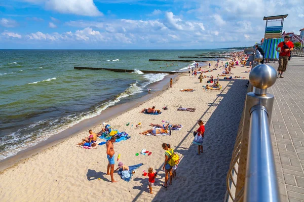 Zelenogradsk Rusia Junio 2021 Gente Descansa Toma Sol Playa —  Fotos de Stock