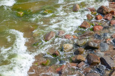 Deniz dalgası ve ıslak taşlar, arka plan