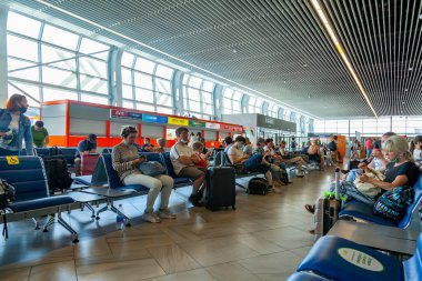 Kaliningrad, Rusya, 28 Haziran 2021. Uluslararası havaalanı Khrabrovo 'nun içi. İnsanlar kalkmayı bekliyor.