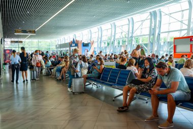 Kaliningrad, Rusya, 28 Haziran 2021. Uluslararası havaalanı Khrabrovo 'nun içi. İnsanlar kalkmayı bekliyor.