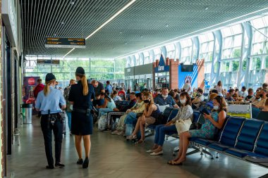 Kaliningrad, Rusya, 28 Haziran 2021. Uluslararası havaalanı Khrabrovo 'nun içi. İnsanlar kalkmayı bekliyor.