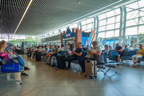 2021年6月28日 ロシアのカリーニングラード 国際空港の内部Krabrovo 人々は出発を待っている — ストック写真