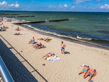 Zelenogradsk, Rusya, 28 Haziran 2021. İnsanlar plajda dinlenip güneşleniyor.