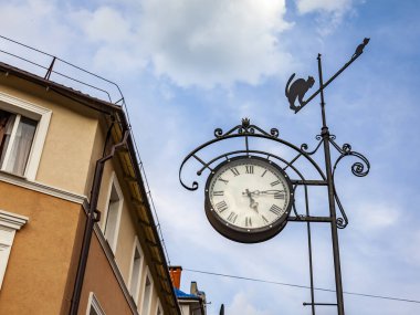 Zelenogradsk, Rusya, 28 Haziran 2021. Kurortniy Bulvarı 'nın mimari topluluğu. Güzel sokak saati.