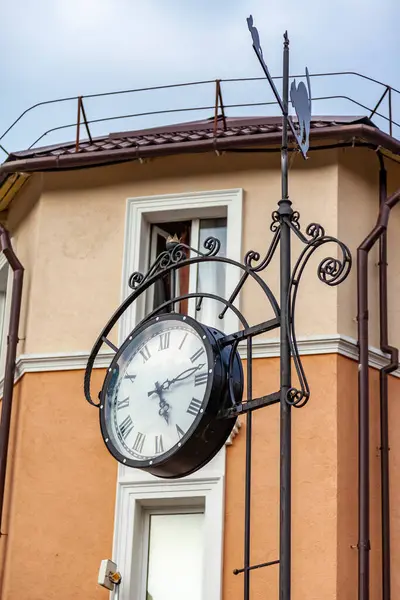 ゼレノグラスク ロシア 2021年6月28日 クロルティ通りの建築アンサンブル 美しい通りの時計 — ストック写真