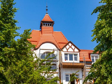 Zelenogradsk, Rusya, 28 Haziran 2021. Kurortniy Bulvarı 'nın mimari topluluğu. Cephe Parçası