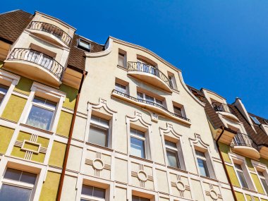 Zelenogradsk, Rusya, 28 Haziran 2021. Kurortniy Bulvarı 'nın mimari topluluğu. Cephe Parçası