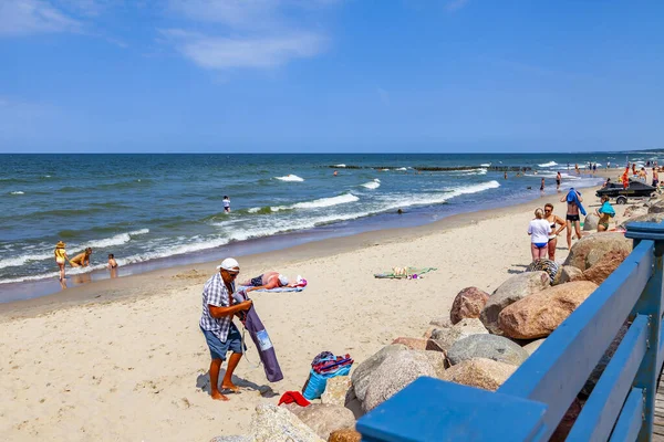 Zelenogradsk Rusia Junio 2021 Gente Descansa Toma Sol Playa —  Fotos de Stock
