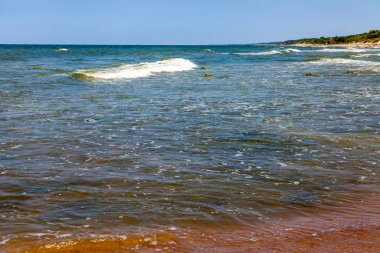 Ufuk çizgisi olan deniz manzarası. Doğa arkaplanı