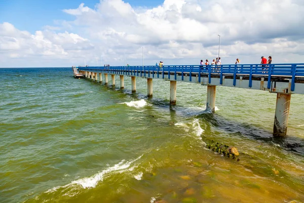 Zelenogradsk Russia Giugno 2021 Gente Ammira Paesaggio Marino Sul Molo — Foto Stock