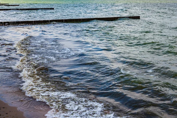 海の波とぬれた石 自然の背景 — ストック写真