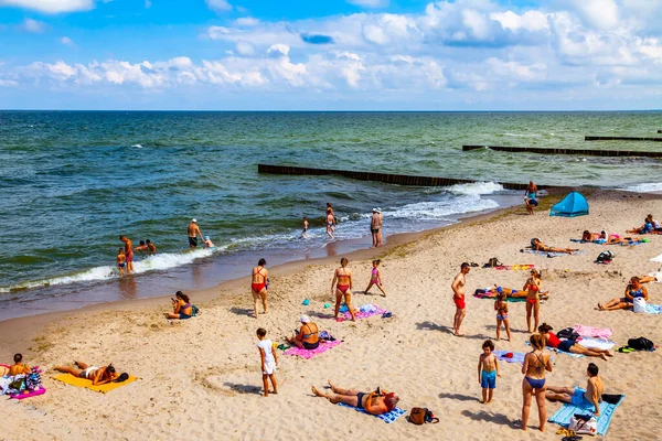 Zelenogradsk Russie Juin 2021 Les Gens Reposent Bronzent Sur Plage — Photo