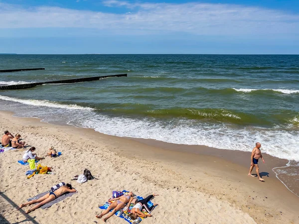 Зеленоградск Россия Июня 2021 Года Люди Отдыхают Загорают Пляже — стоковое фото