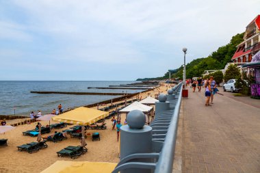 Svetlogorsk, Rusya, 24 Haziran 2021. İnsanlar plajda dinlenip güneşleniyor.