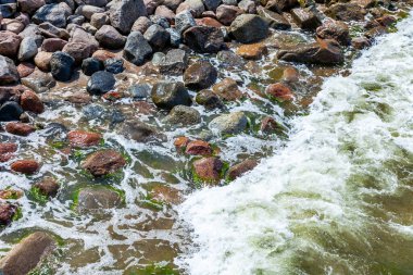 Deniz dalgası ve ıslak taşlar, doğal arka plan.