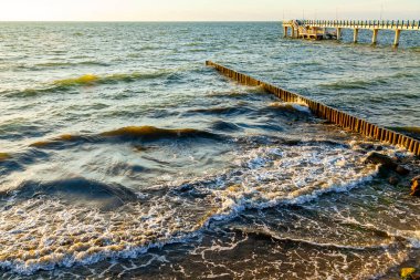 Deniz dalgası ve ıslak taşlar, doğal arka plan.