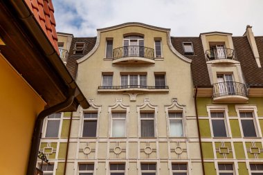 Zelenogradsk, Rusya, 28 Haziran 2021. Tarihsel kentsel gelişim alanında tipik bir mimari grup. Cephe Parçası