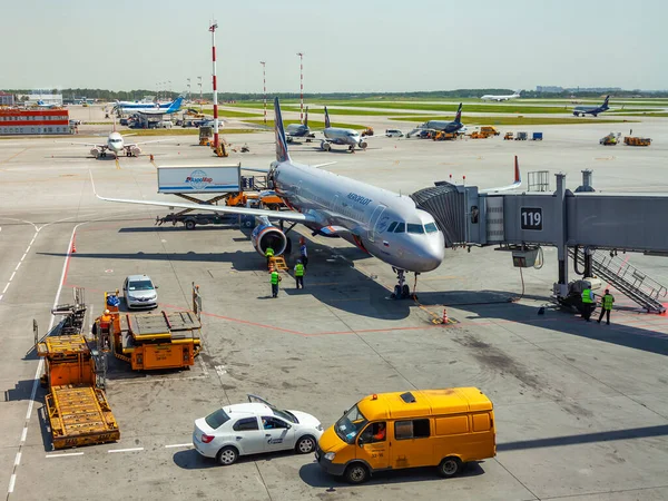 Moscow Russia June 2021 Ground Handling Aircraft International Airport Sheremetyevo — Stock Photo, Image