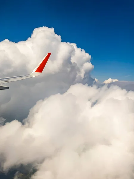 从飞机的窗户看地球和云彩 — 图库照片