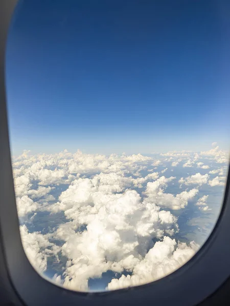 Άποψη Της Γης Και Σύννεφα Από Ένα Παράθυρο Του Ιπτάμενου — Φωτογραφία Αρχείου