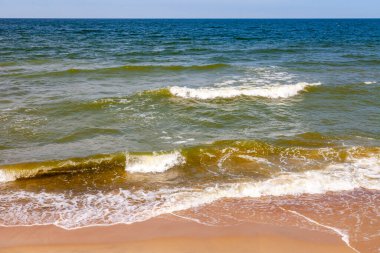 Ufuk çizgisi olan deniz manzarası. Doğa arkaplanı