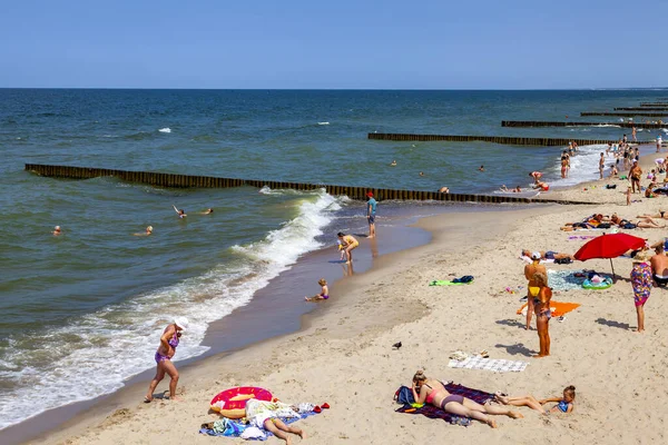 Zelenogradsk Russie Juin 2021 Les Gens Reposent Bronzent Sur Plage — Photo