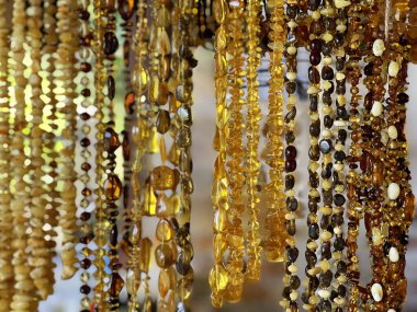 Vitrinde çeşitli kehribar mücevherler var.