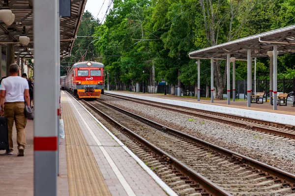 Svetlogorsk ロシア 2021年6月24日閲覧 駅ホーム付近の地域列車 — ストック写真