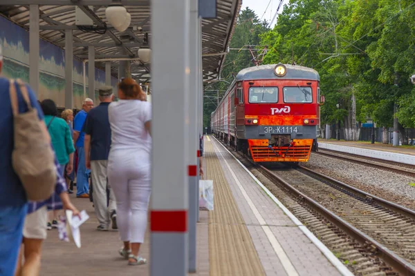 2021年6月24日 俄罗斯斯韦特洛戈尔斯克 车站月台附近的区域列车 — 图库照片