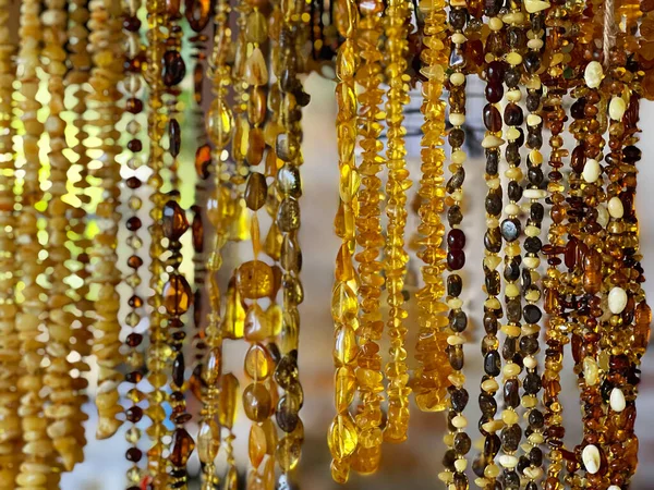 Vitrinde çeşitli kehribar mücevherler var.