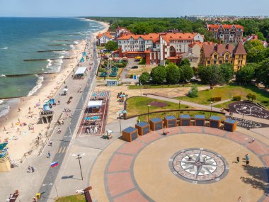 Zelenogradsk, Rusya, 28 Haziran 2021. Deniz setinin renkli ufuk çizgisi