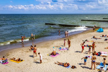 Zelenogradsk, Rusya, 28 Haziran 2021. İnsanlar plajda dinlenip güneşleniyor.