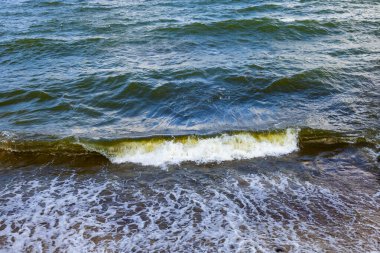 Deniz dalgası ve ıslak taşlar, doğal arka plan.