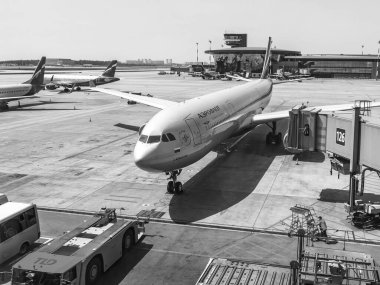 MOSCOW, Rusya, 22 Haziran 2021. Uluslararası havaalanı Sheremetyevo 'daki uçak zemin kontrolünde..