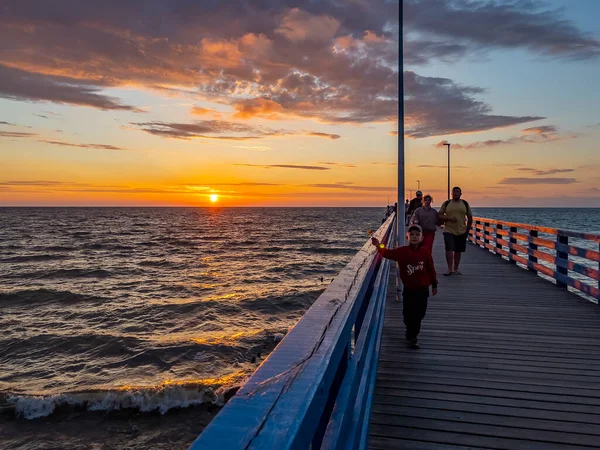 Zelenogradsk Russia Giugno 2021 Gente Ammira Paesaggio Marino Tramonto Sul — Foto Stock