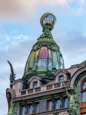 St. Petersburg, Rusya, 27 Temmuz 2021. Zinger Evi 'nin mimari detayları, şehrin ünlü tarihi ve mimari simgelerinden biri.