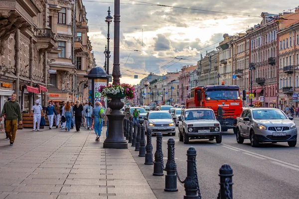 ロシアのサンクトペテルブルク 2021年7月23日 ネフスキーの見通しは街のメインストリートです — ストック写真