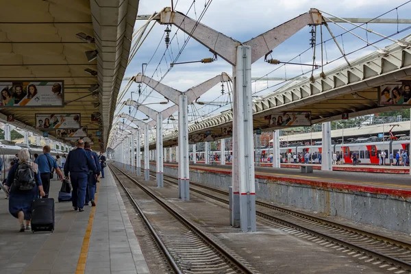 ロシアのサンクトペテルブルク 2021年7月23日 モスクワ駅 乗客はホームに沿って歩き — ストック写真