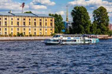 St. Petersburg, Rusya, 23 Temmuz 2021. Neva Nehri 'nin manzarası. Nehirde yüzen eğlence teknesi