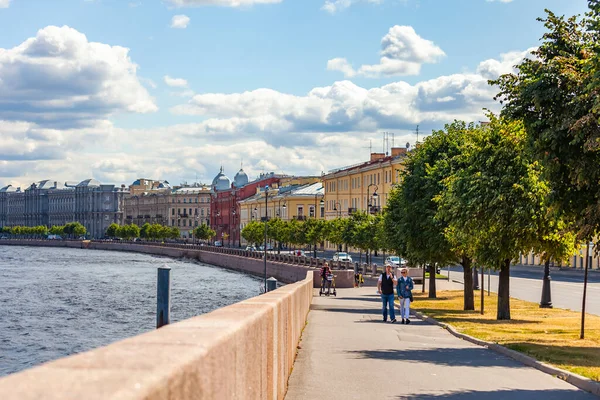 Sint Petersburg Rusland Juli 2021 Zicht Neva Rivier Zijn Dijk — Stockfoto