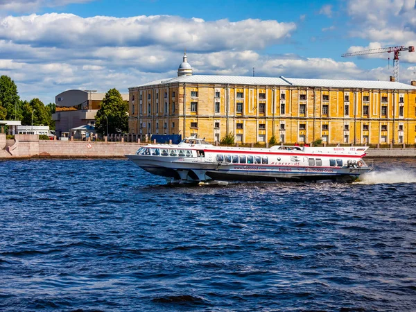 Petersburg Rusland Juli 2021 Uitzicht Rivier Neva Plezierboot Drijft Bij — Stockfoto