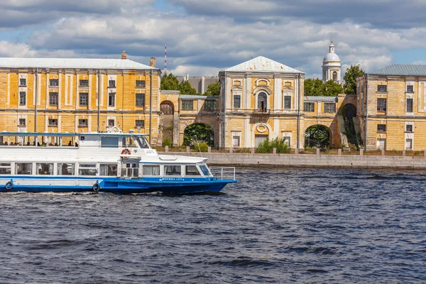 Sankt Petersburg Ryssland Juli 2021 Utsikt Över Floden Neva Nöjesbåt — Stockfoto