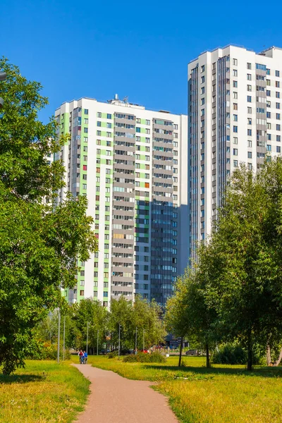 ロシアのサンクトペテルブルク 2021年7月23日 複数階建ての近代住宅 — ストック写真